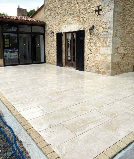 Cour piétonne en grès cérame antidérapante à Aix-en-Provence.