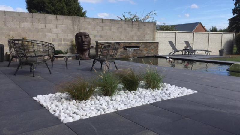 Terrasse conviviale en dalles de grès cérame pour un extérieur moderne à Aix-en-Provence