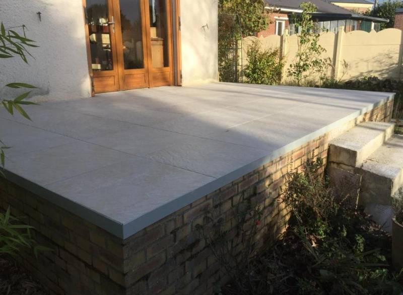 Terrasse conviviale en dalles de grès cérame pour un extérieur moderne à Aix-en-Provence