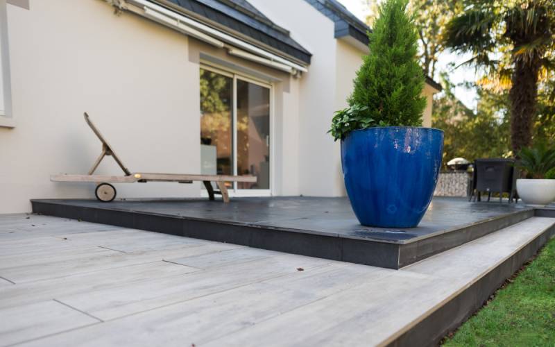Créez une ambiance chaleureuse avec une terrasse en Boibé®, dalle béton imitation bois, à Aix-en-Provence