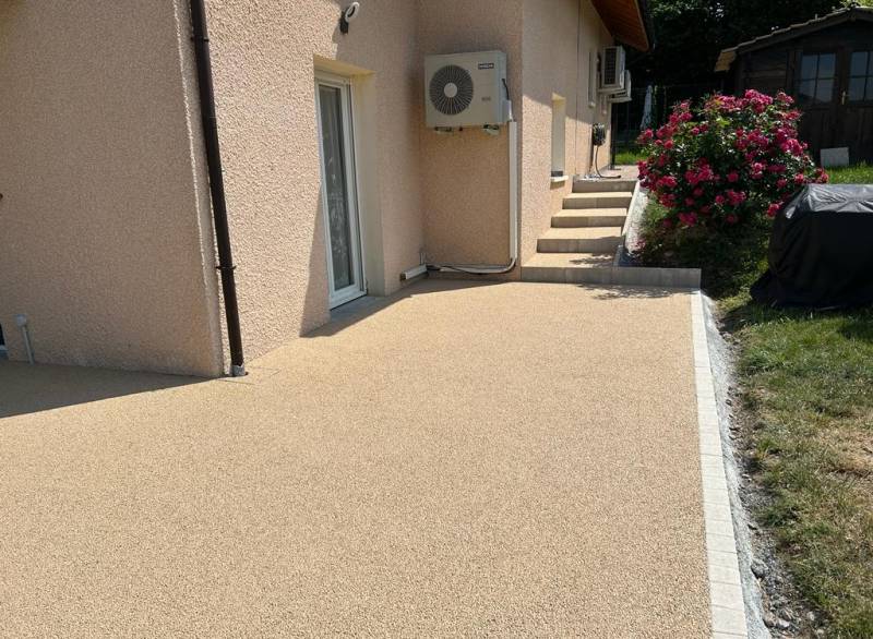 Un espace piscine sécurisé et esthétique avec le Mineralstar®, résine naturelle drainante à Aix-en-Provence