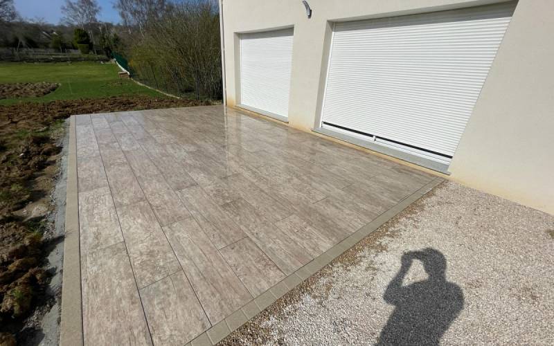 Terrasse chaleureuse avec Boibé®, dalle béton effet bois résistante à Aix-en-Provence
