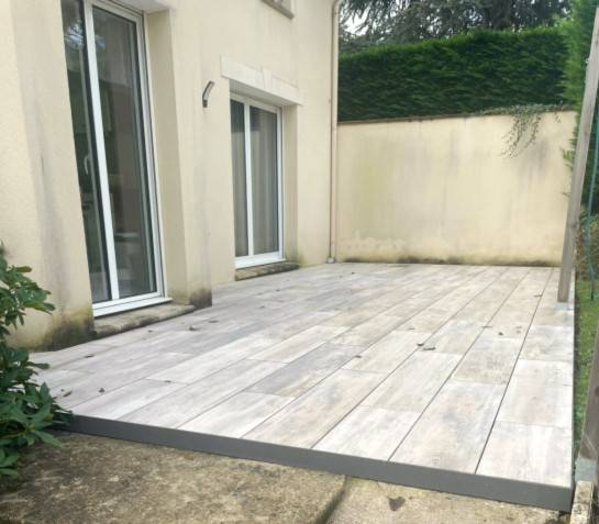 Cour piétonne en grès cérame antidérapante à Aix-en-Provence.