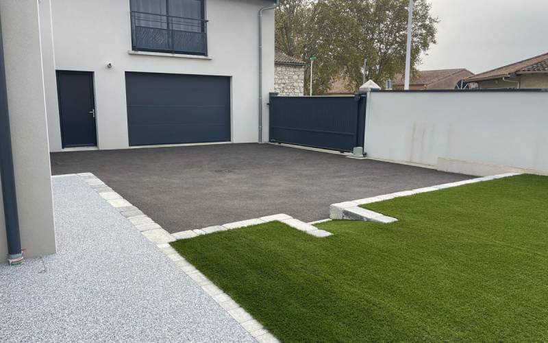 Une cour perméable et moderne avec l'enrobé à chaud et caniveau à Aix-en-Provence