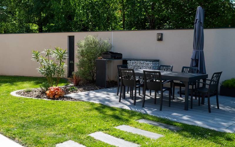 Une allée piétonne élégante et durable en pas japonais intégrés dans du gazon synthétique à Aix-en-Provence