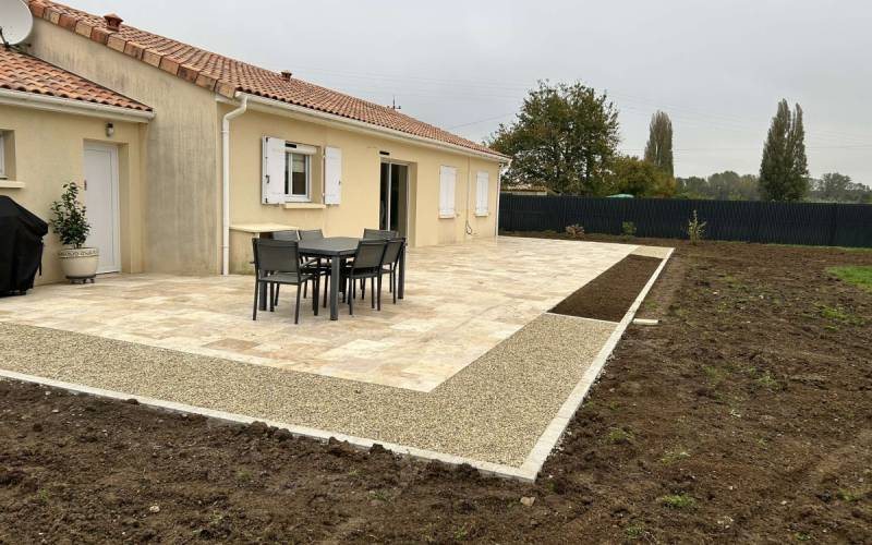 Terrasse conviviale en dalles de grès cérame pour un extérieur moderne à Aix-en-Provence