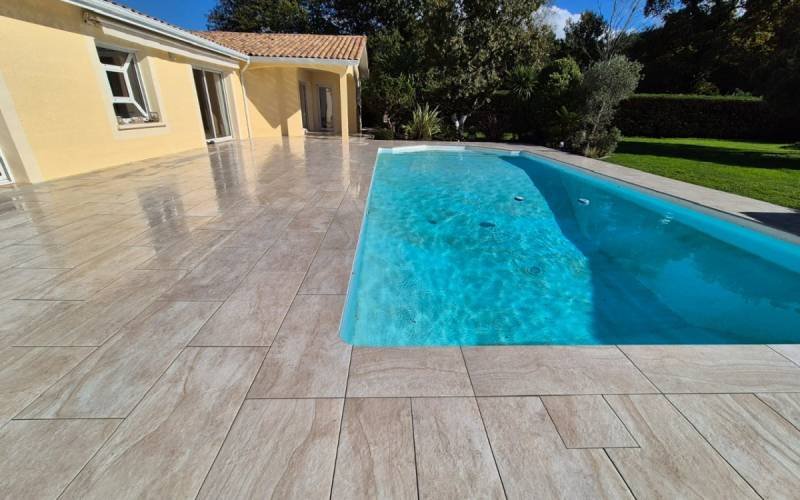 Terrasse en dalles grès cérame pour un extérieur moderne et durable à Aix-en-Provence