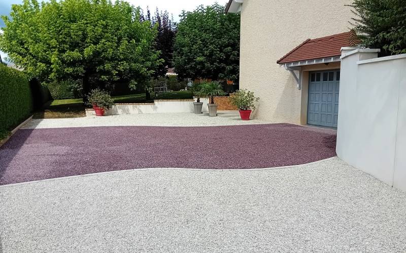 Cour carrossable beige en Alvéostar® pour un style provençal authentique à Aix-en-Provence