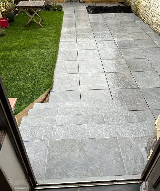 Réalisation d'une allée piétonne dans le jardin en dallage grès cérame avec gazon synthétique par Daniel Aix-enProvence