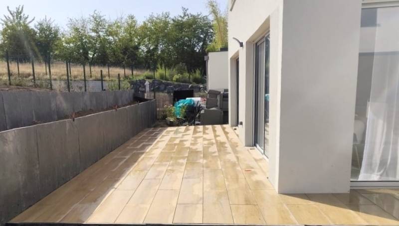 Photo réalisation d'une allée autour d'une maison moderne en dallage grès cérame couleur ocre par Daniel Moquet Aix-en-Provence