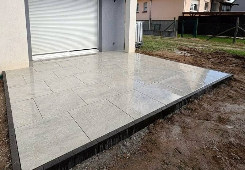 Terrasse en dalles grès cérame pour un extérieur moderne et durable à Aix-en-Provence