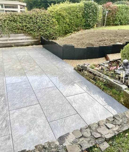 Terrasse conviviale en dalles de grès cérame pour un extérieur moderne à Aix-en-Provence