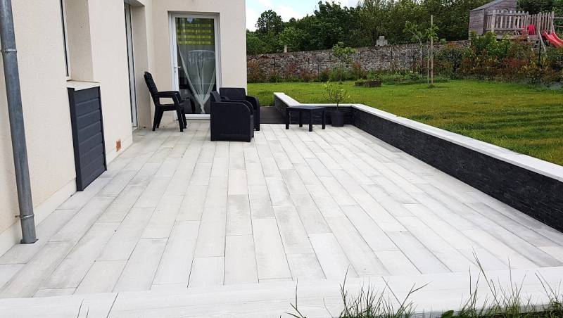 Une terrasse naturelle avec le Boibé®, béton effet bois à Aix-en-Provence
