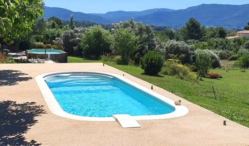 Aménagement d'un tour de piscine en Mineralstar beige, resine naturelle antidérapante et drainante  par Daniel Moquet Aix-en-Provence