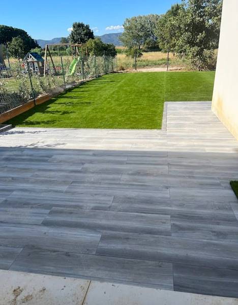 Photo terrasse maison individuel en grès avec un jardin en gazon synthétique par Daniel Moquet Aix-en-Provence