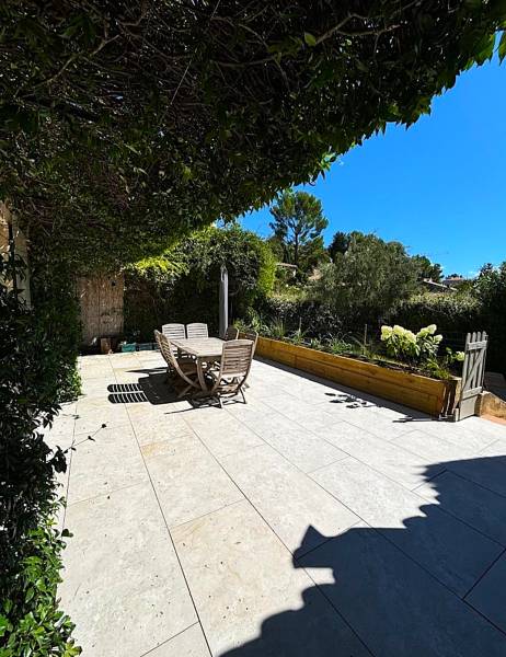 photo terrasse dalle en grès blanc gris dans un style provençal et naturel réalisé par Daniel Moquet Aix-en-Provence à Ventabren