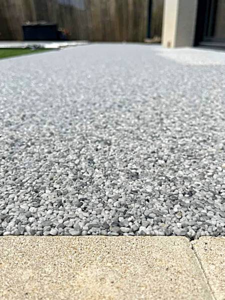 Image de notre moquette de pierre, une résine drainante propre à Daniel Moquet l'Hydrostar, utilisé ici sur le chantier d'une allée qui crée un accès piéton vers l'entrée à Venelles